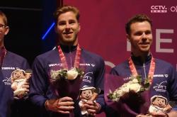 爱游戏链接-法国选手击败对手，获得自由式摔跤冠军