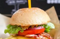 包含汉堡连胜势头不减，再次赢得比赛胜利的词条