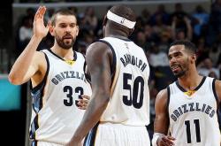 爱游戏官网入口-包含小牛擒灰熊，多诺万攻下25分的词条