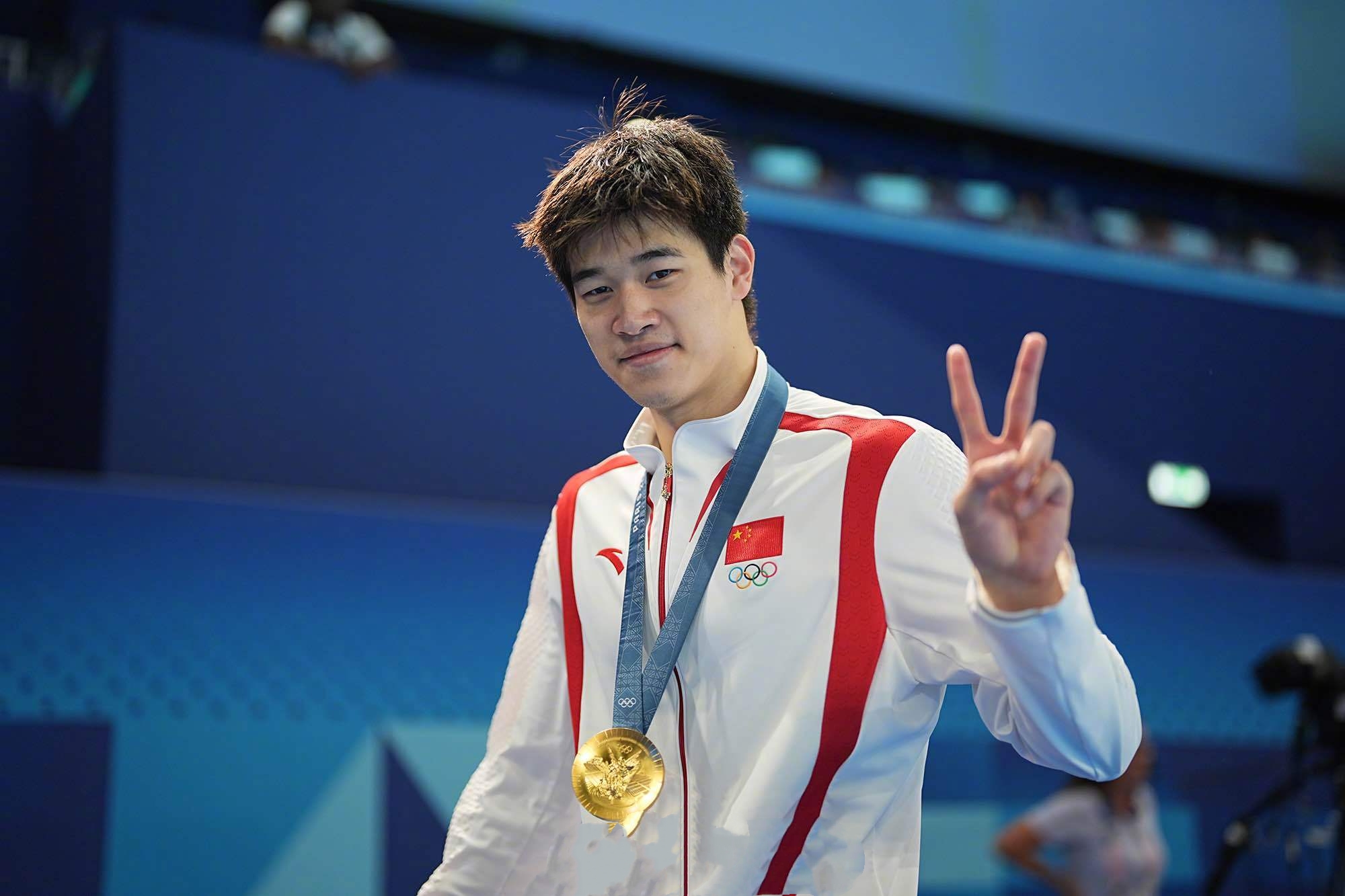 包含阿尔及利亚男子拳击选手飒爽英姿，登上领奖台的词条
