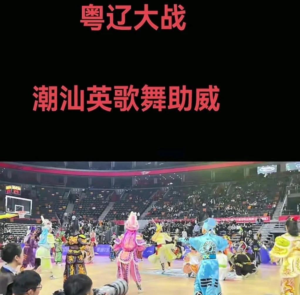 球员的出色表现引发球迷狂热欢呼