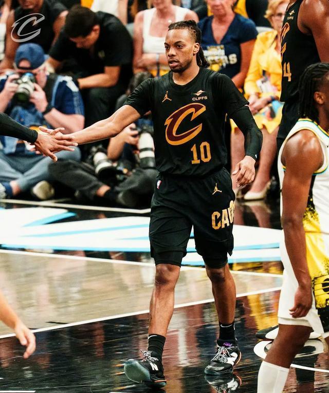 步行者大胜骑士继续领先