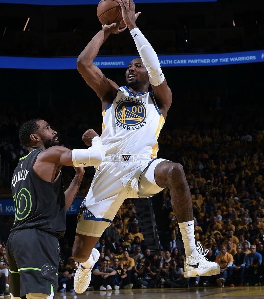 勇士队主场势如破竹，强劲攻防击溃对手的简单介绍