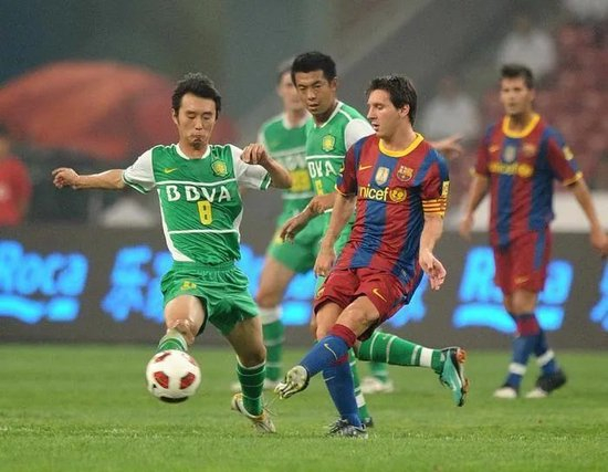 梅西领衔巴萨主场高歌，轻松压制对手的简单介绍